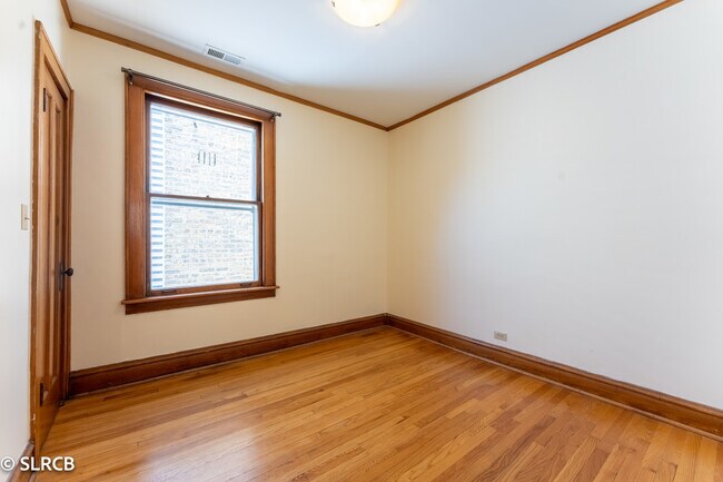 Building Photo - 5325 W Montrose Ave