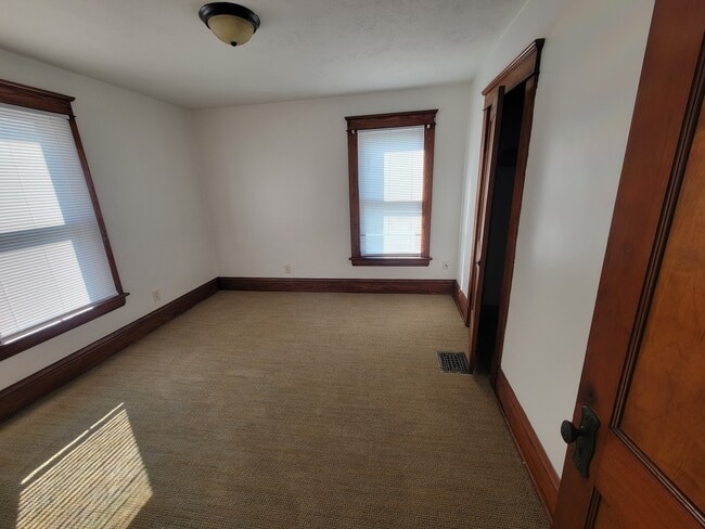 Building Photo - 936 Beckford St