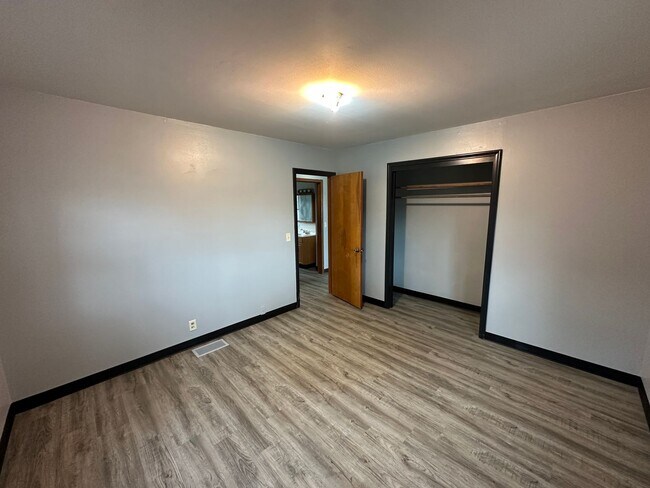 Building Photo - $1650 - 4 Bed 2 Bath Home