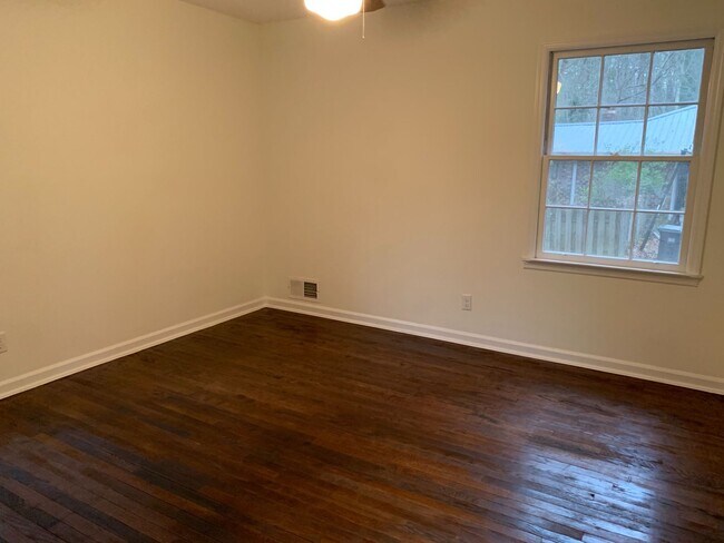 Building Photo - 4 BR 3 BATH in Cedar Creek!