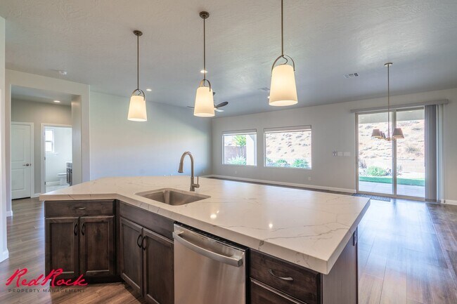 Building Photo - Stunning 4 Bedroom Home with Gorgeous Back...