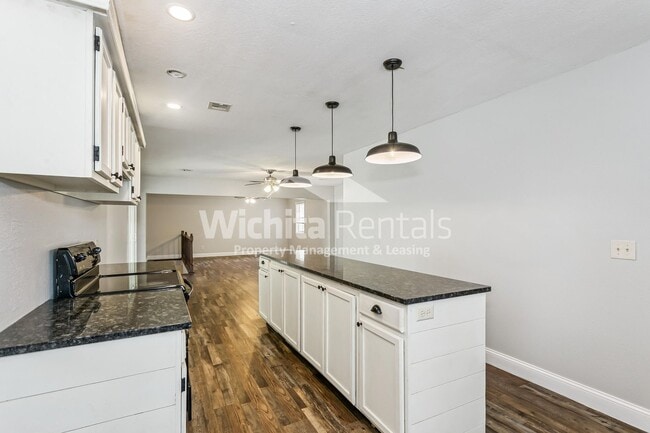 Building Photo - 3 bedroom 2 bathroom home