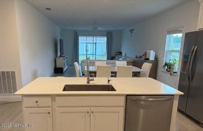 Building Photo - 450 Kingbird Dr