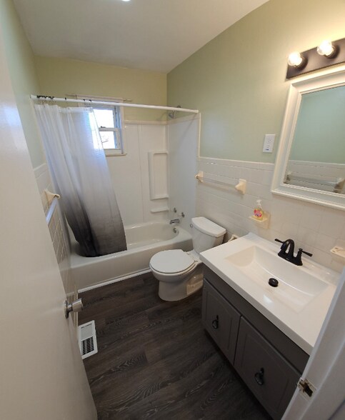 Building Photo - 615 19th St