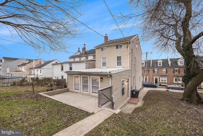 Building Photo - 406 E Hector St