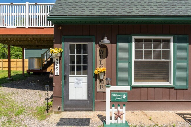 Building Photo - 429 Long Island Rd