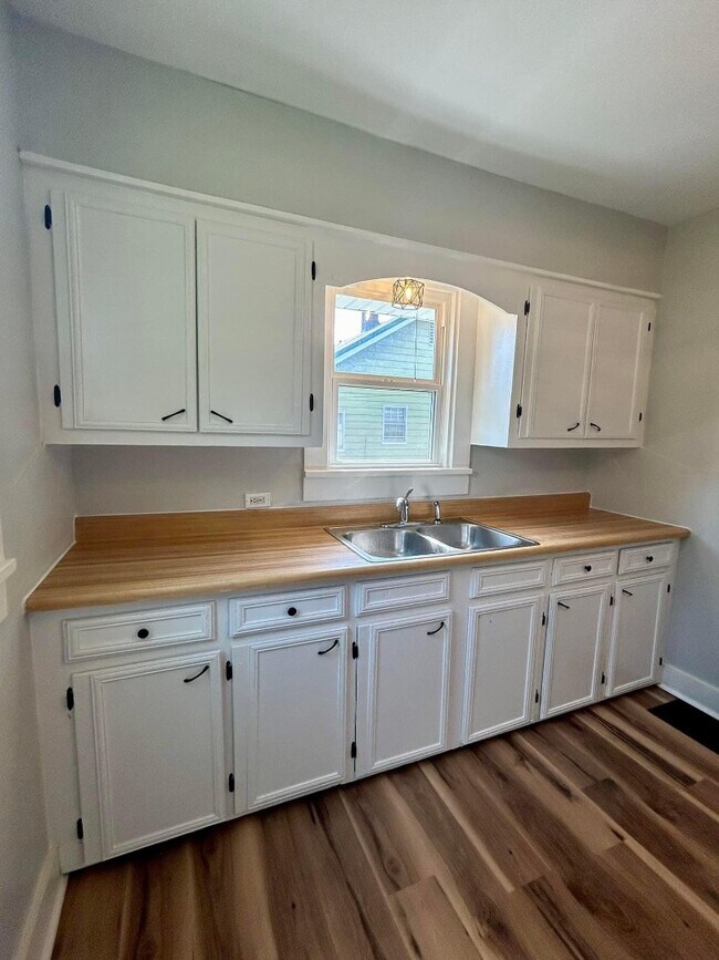 Building Photo - 411 Matthews Ave