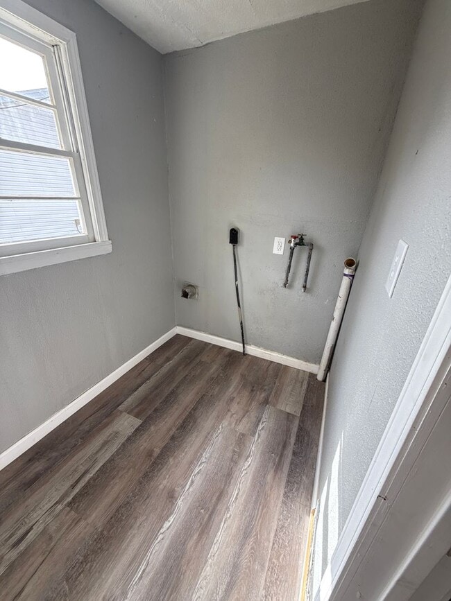 Building Photo - 3 bedroom/1 bathroom house