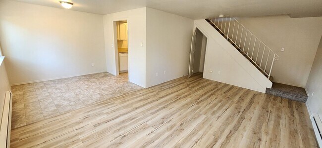 Building Photo - Everett 2 Bedroom Updated Townhome in Smal...