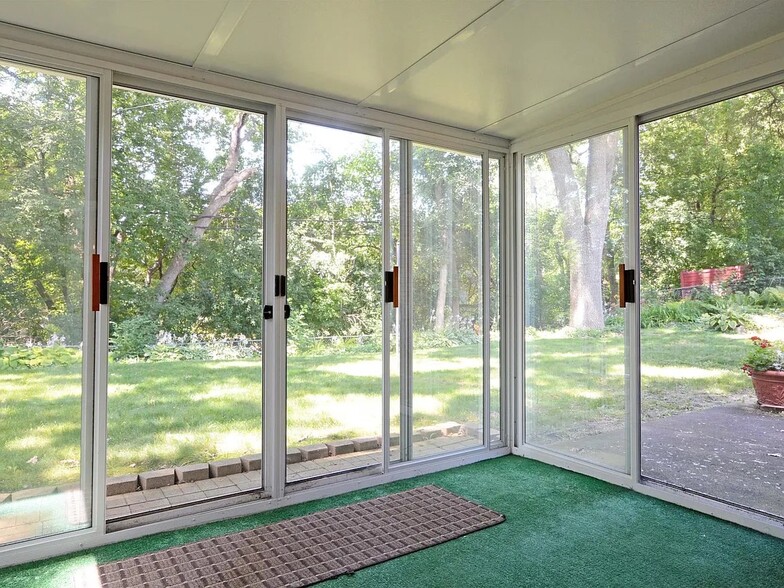 screened in porch - 5206 Grandview Ln