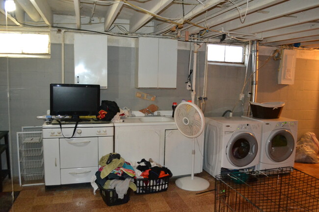 Building Photo - Nice 3-4 Br, 2 Bath Ranch style home, fenced in yard, garage, patio, full basement