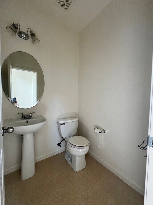 Building Photo - Luxury LAKEFRONT property!!!