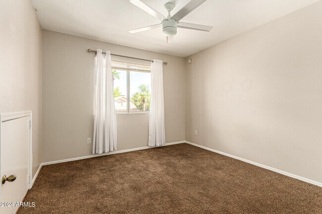 Building Photo - 3223 E Poinsettia Dr
