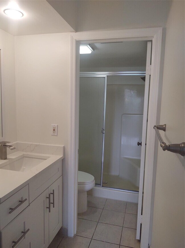 Building Photo - 301 Club Cir