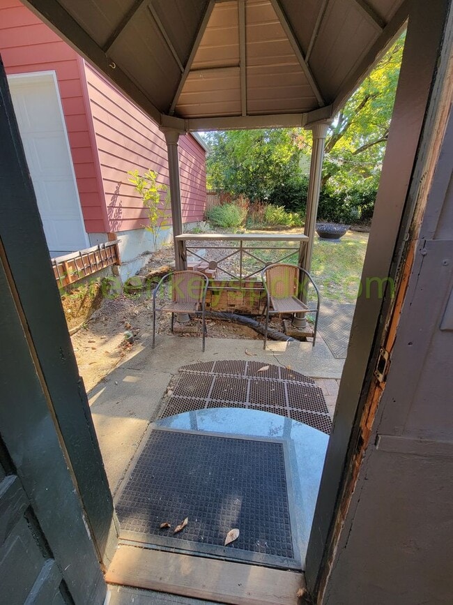 Building Photo - Amazing 1-Bedroom Unit in a Side-by-Side Duplex Near Hollywood District