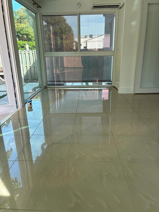 Building Photo - 1757 SW 24th Ter