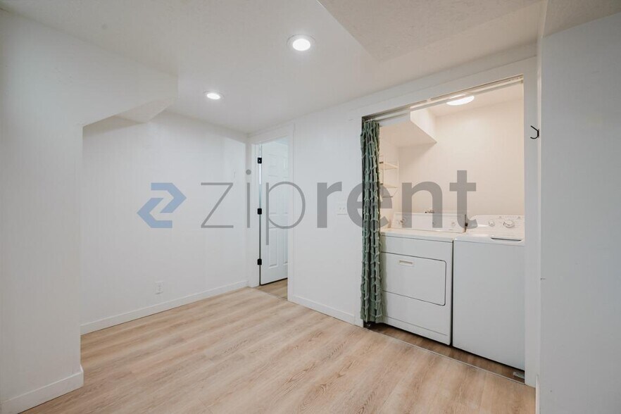 Building Photo - Unit B