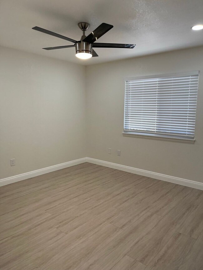 Building Photo - 784