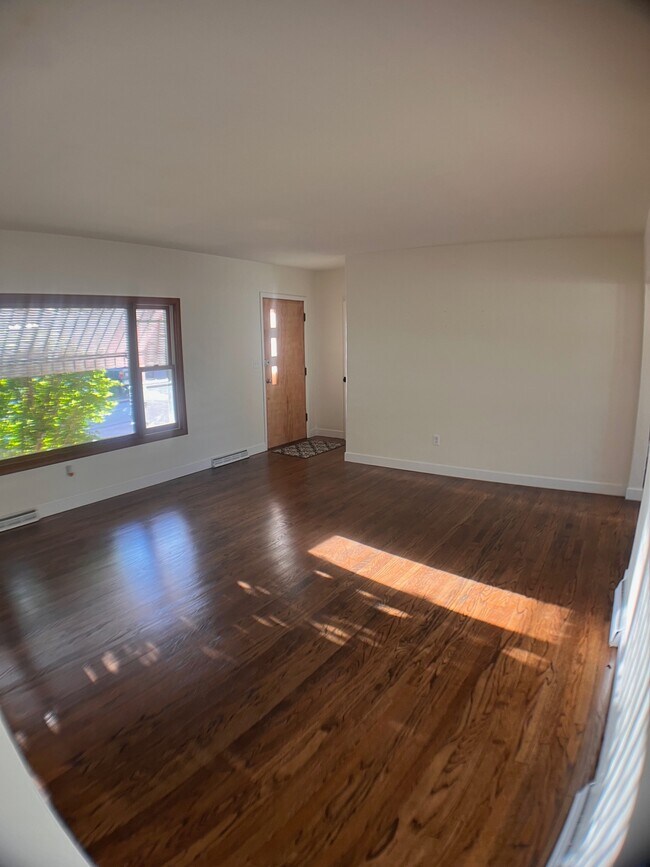 Building Photo - 6 Riverview Ln