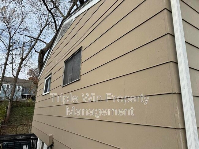 Building Photo - 227 Meadowcrest Dr