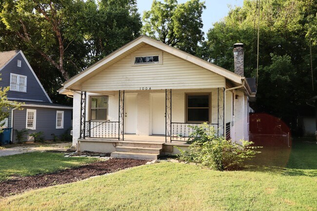Building Photo - 1004 E Delmar St