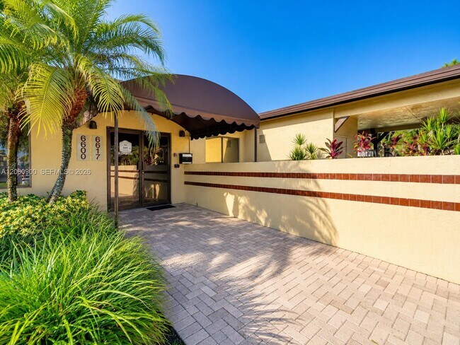 Building Photo - 6585 Somerset Dr