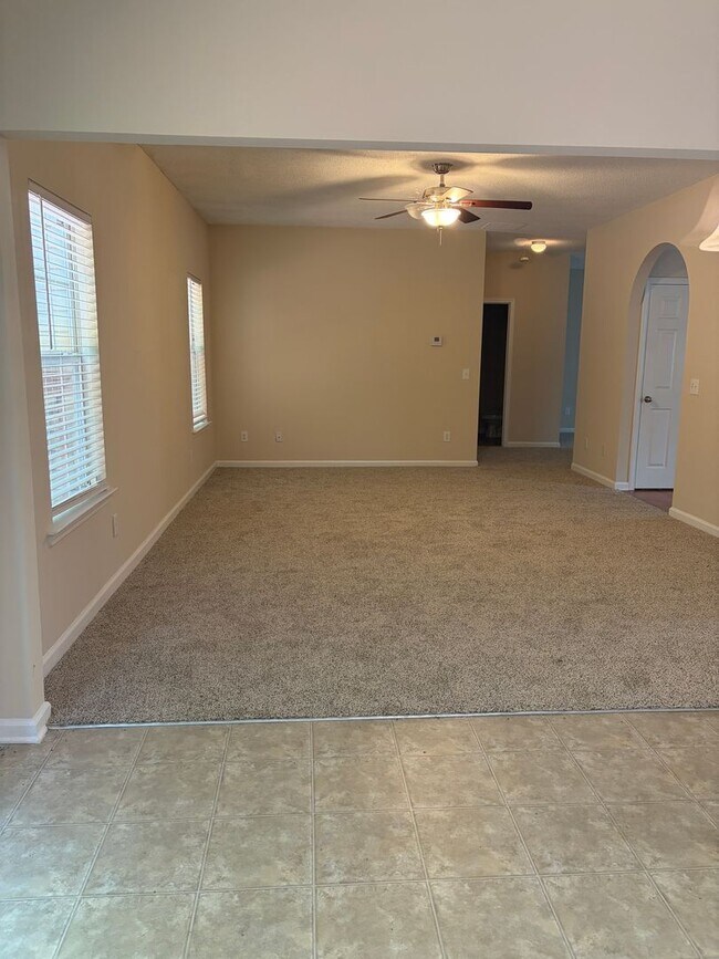 Building Photo - Large Home in Established Neighborhood