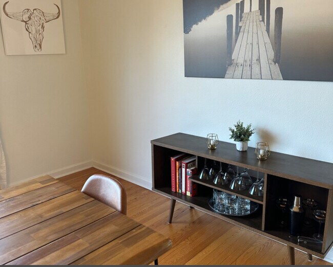 Building Photo - 605 SW Moss St