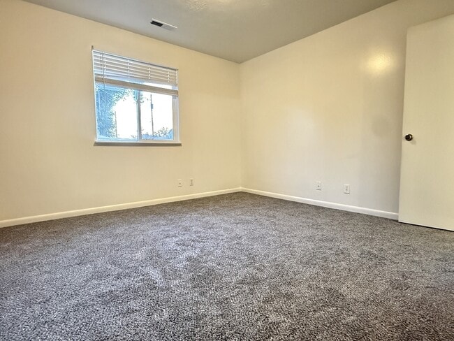 Building Photo - 966 Glendale St W