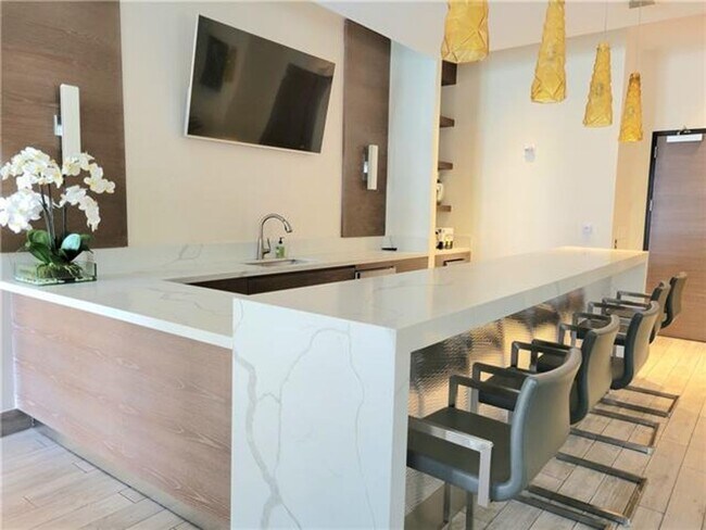 Building Photo - 999 SW 1st Ave