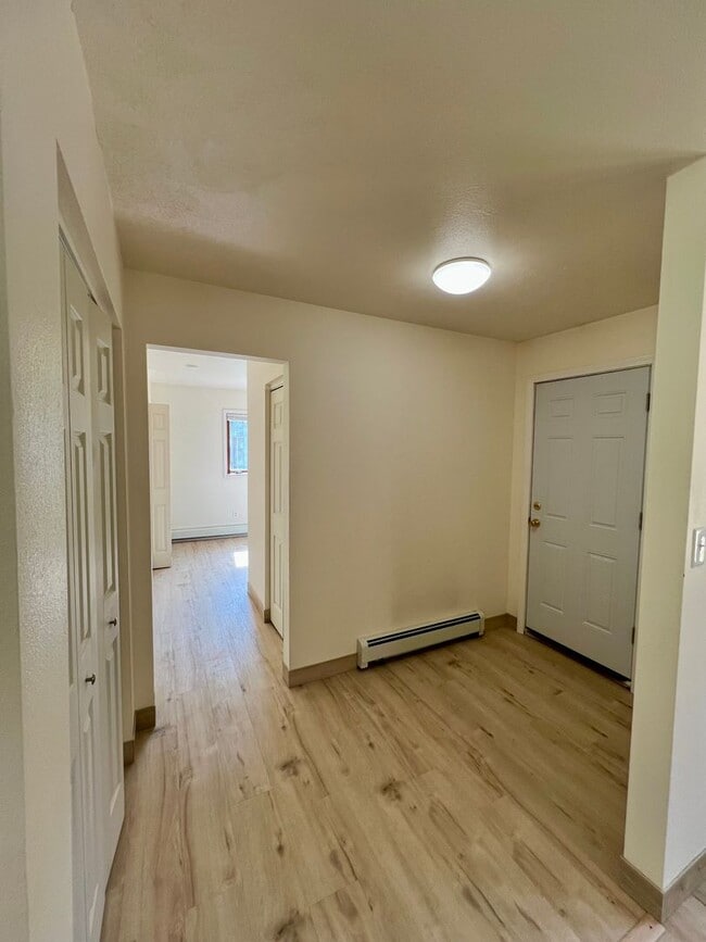 Building Photo - 3 Bedroom Home / 2-Car Garage / No Pets