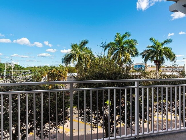 Building Photo - "Chic 1-Bedroom Retreat in the Heart of Miami - 782 Sq Ft of Comfort!"