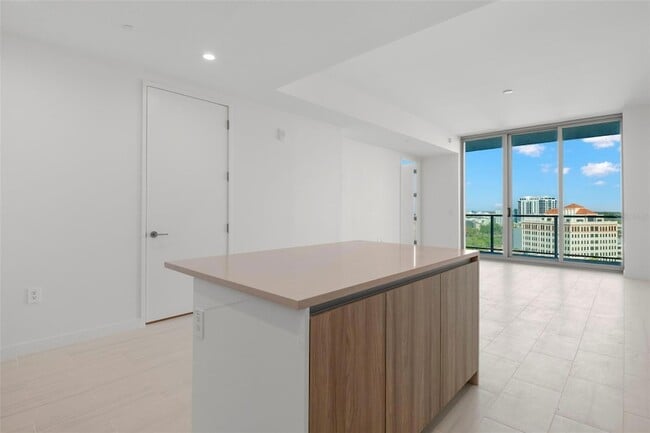 Building Photo - 400 Central Ave