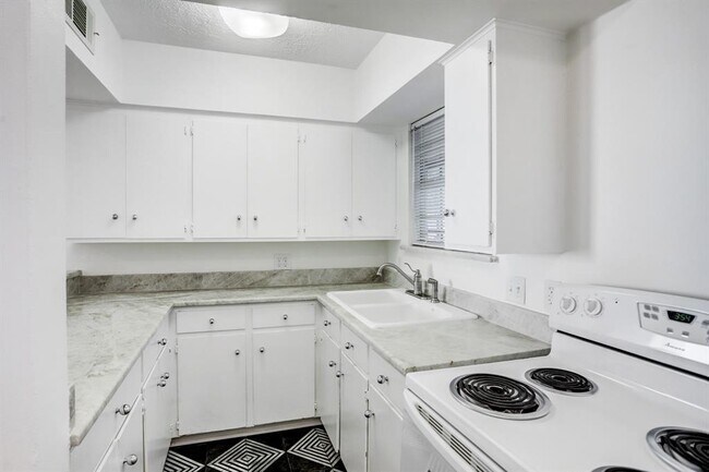 Building Photo - 606 Enid St
