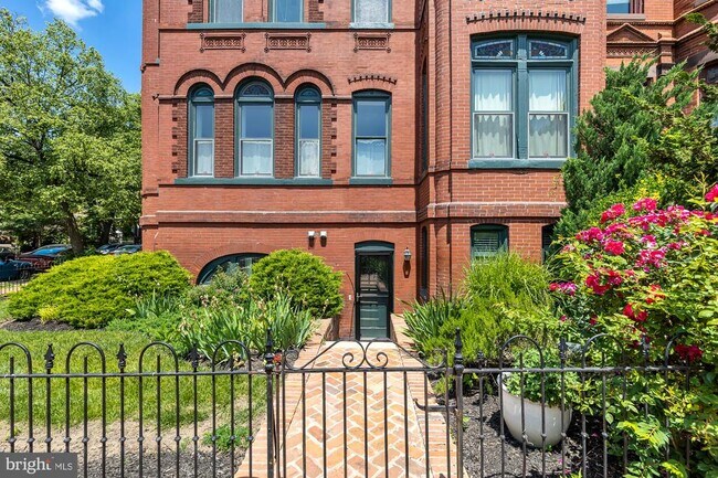 Building Photo - 226 5th St SE