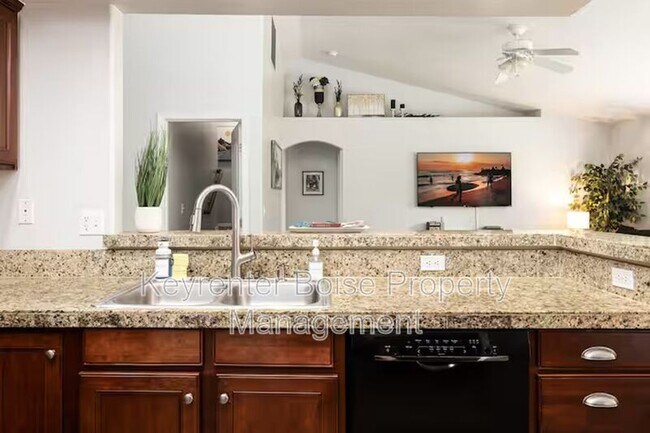 Building Photo - 879 N Traquair Pl