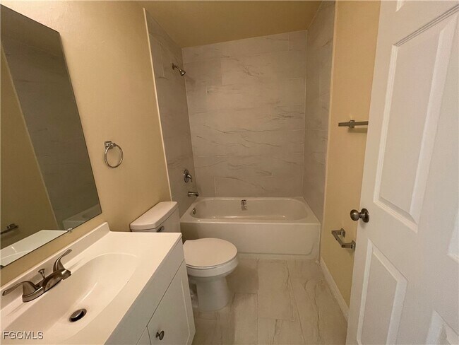 Building Photo - 533 SE 6th Pl