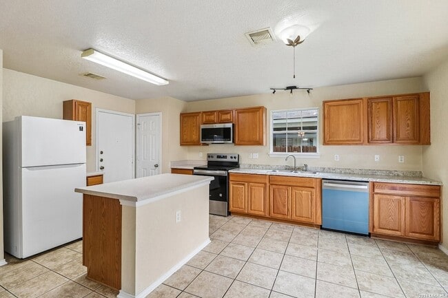 Building Photo - 407 Amberdale Oak