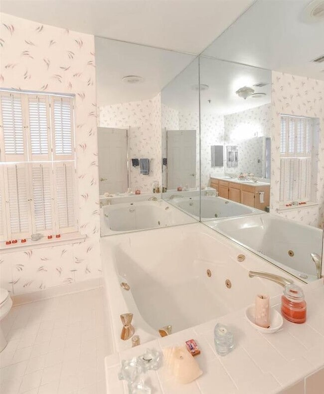 Building Photo - Stunning 2 Bedroom and 2 Bath Townhome !