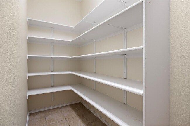 Building Photo - 713 Carillion Dr