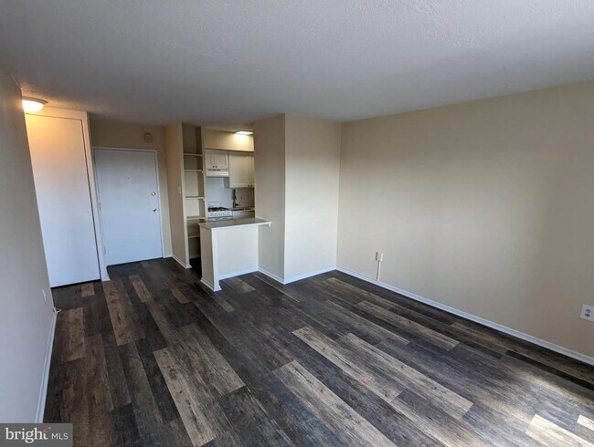 Building Photo - Available Now - High-Floor 1-Bedroom Condo at RiverWest in Center City