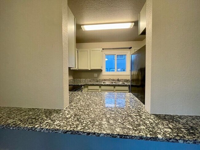 Building Photo - 3 Bed 2 Bath Townhouse, newly renovated!