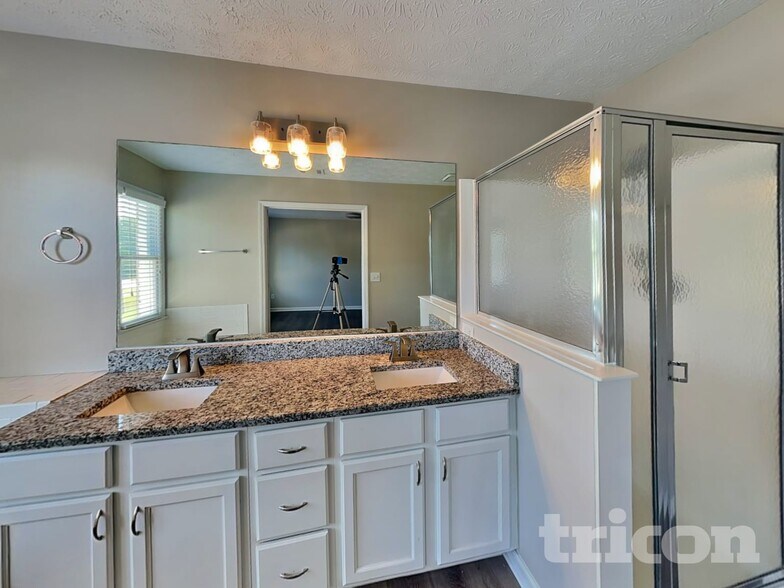 Building Photo - 985 Brookmont Dr S W