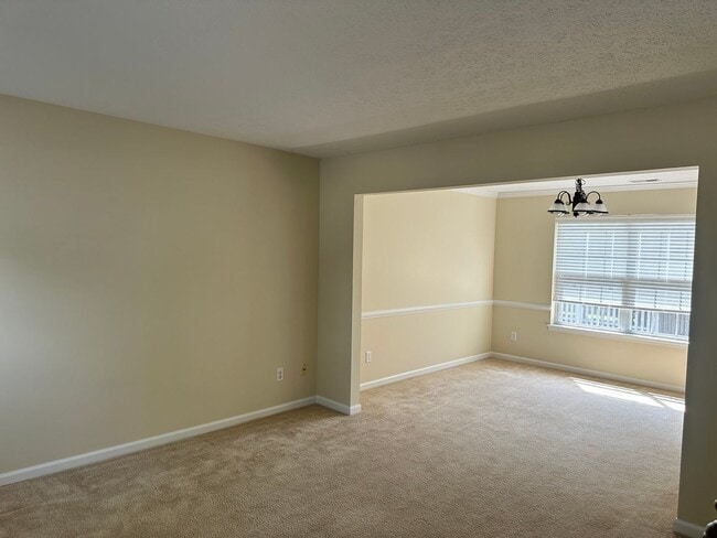 Building Photo - Single family home in Springhill! Availabl...