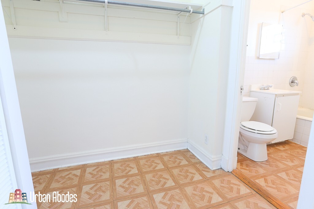 Building Photo - 2234 W Wilson Ave