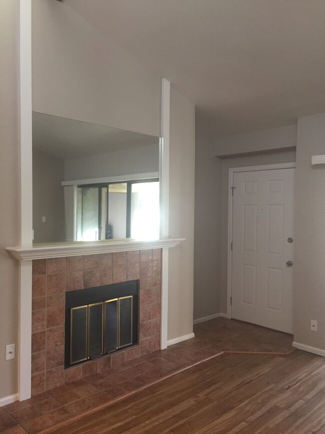 Building Photo - 2B/2B Updated Condo with Loft in the Seaso...