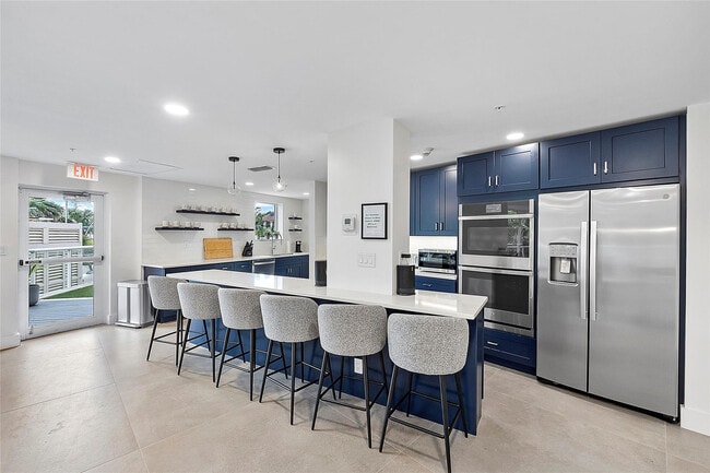 Building Photo - 3000 Holiday Dr