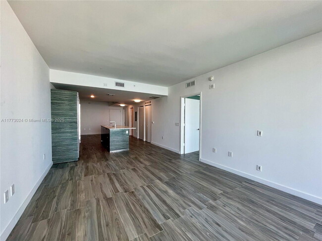 Building Photo - 460 NE 28th St