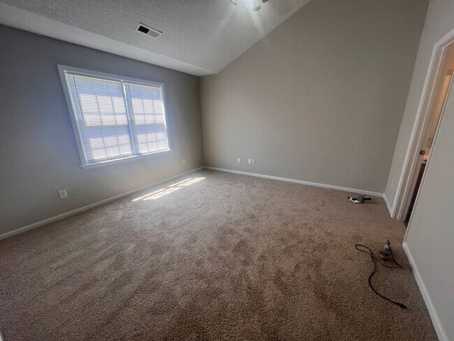 Building Photo - Charming 3-Bedroom Home with Endless Poten...