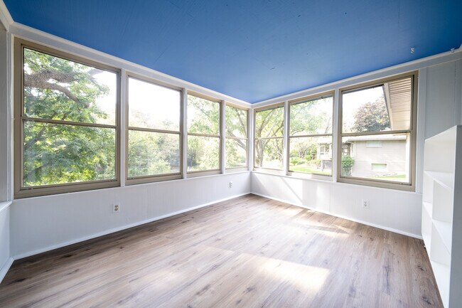 Building Photo - 9424 Thomas Rd